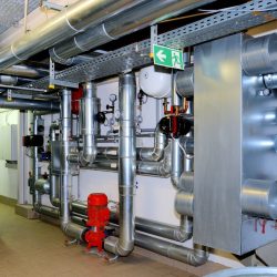 Wasserkühlsystem einer Verbrennungsanlage mit Abwärmeauskopplung